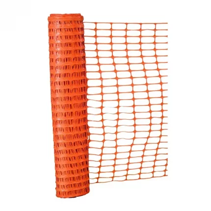Rollo de malla de seguridad color naranja de 30 metros de largo y 1.22 metros de alto, fabricada en polietileno resistente.