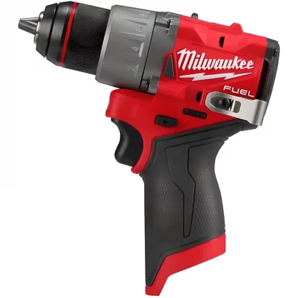 Taladro MILWAUKEE M12 FUEL 1/2" rojo con diseño compacto, batería REDLITHIUM y portabrocas metálico.