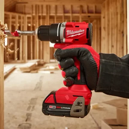 Taladro MILWAUKEE M12 FUEL 1/2" rojo con diseño compacto, batería REDLITHIUM y portabrocas metálico.