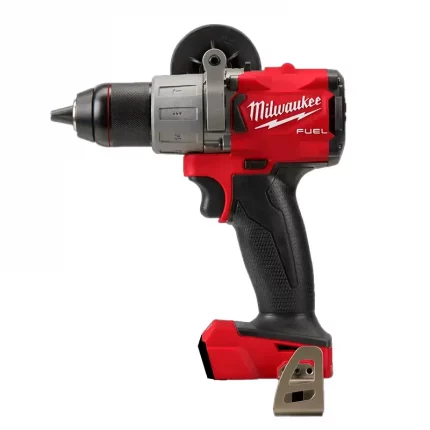 Taladro percutor MILWAUKEE de 13 mm con diseño compacto y mango ergonómico, ideal para perforaciones en materiales densos.