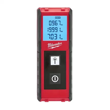 Telemetro Láser MILWAUKEE de 65 pies con pantalla LCD y cuerpo compacto rojo, ideal para medir con precisión en interiores.