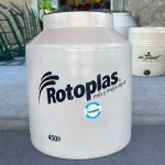 Tinaco Rotoplas Plus+ 450 litros tricapa color negro con tapa ergonómica, ideal para almacenamiento seguro de agua en casas pequeñas.