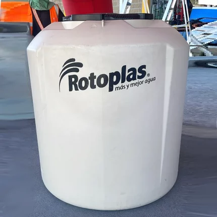 Tinaco Rotoplas beige de 1100 litros con estructura tricapa, tapa ergonómica y diseño sustentable.