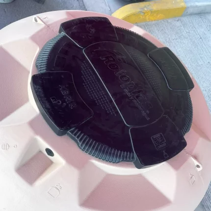 Tinaco Rotoplas beige de 1100 litros con estructura tricapa, tapa ergonómica y diseño sustentable.