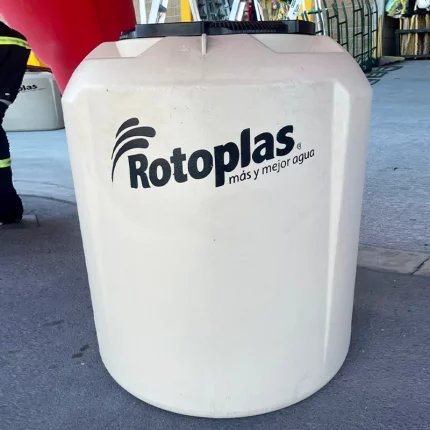 Tinaco Rotoplas beige de 800 litros con tecnología tricapa, tapa hermética y kit de instalación profesional.