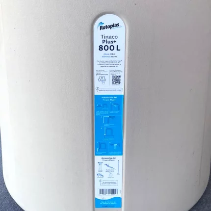 Tinaco Rotoplas beige de 800 litros con tecnología tricapa, tapa hermética y kit de instalación profesional.