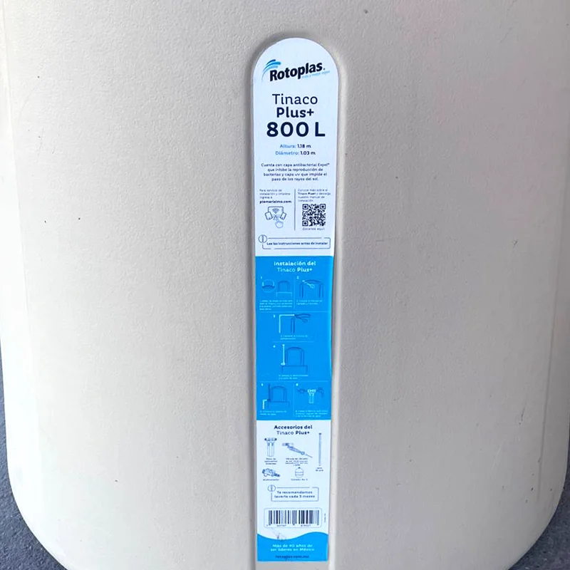 Tinaco Rotoplas beige de 800 litros con tecnología tricapa, tapa hermética y kit de instalación profesional.